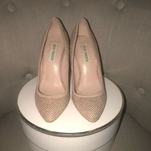 Gorgeous nude pumps with gold detailing! Size 6.5